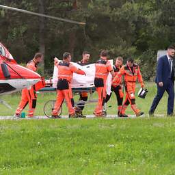 Video | Slowaakse premier Fico per helikopter bij ziekenhuis aangekomen