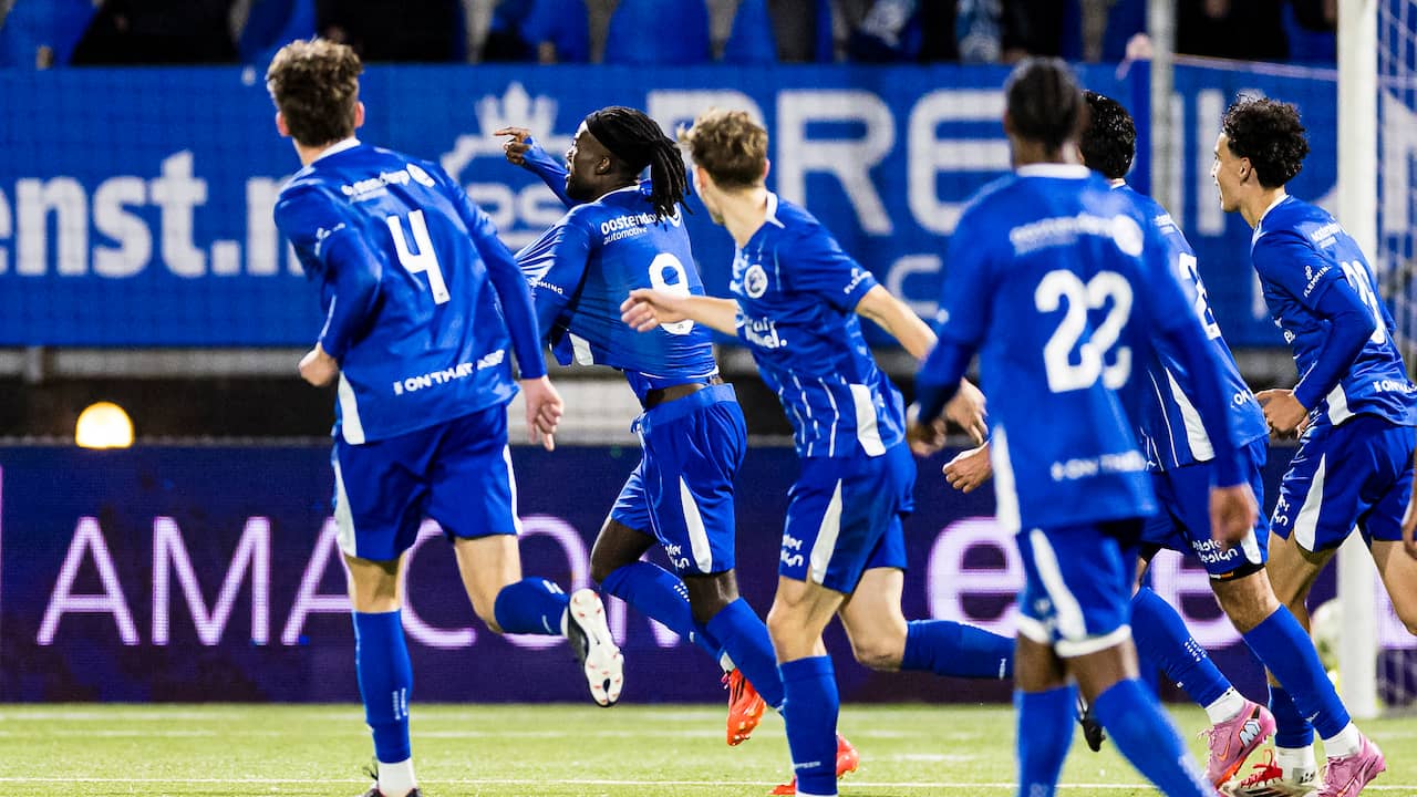 Live KNVB-beker | Den Bosch en ADO op 3-3, ambulance op veld in Hardenberg