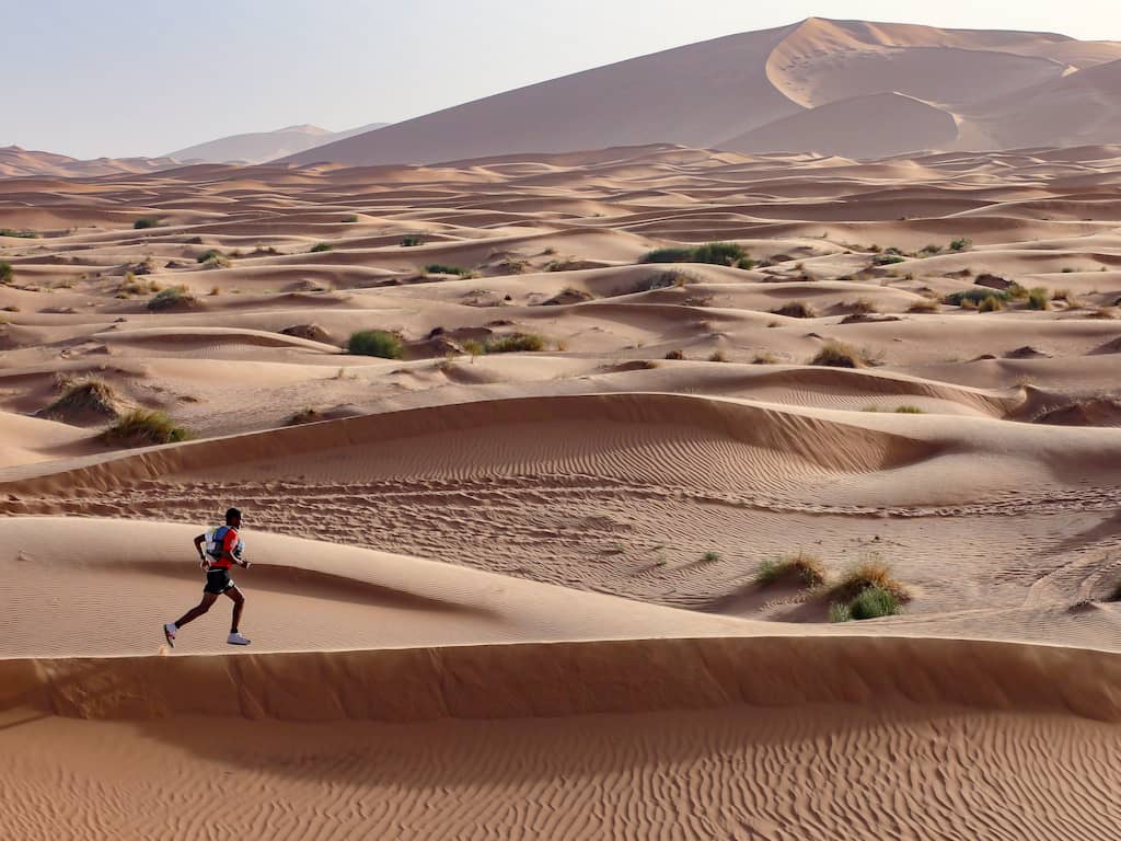 Recordaantal Nederlanders doet mee aan zware zesdaagse marathon in woestijn