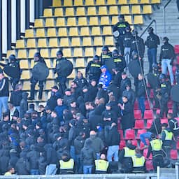 Live Eredivisie | Vak met PEC-fans in Deventer ontruimd na gooien vuurwerk