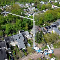 Video | Drone filmt weggezakte bouwkraan in Leusden