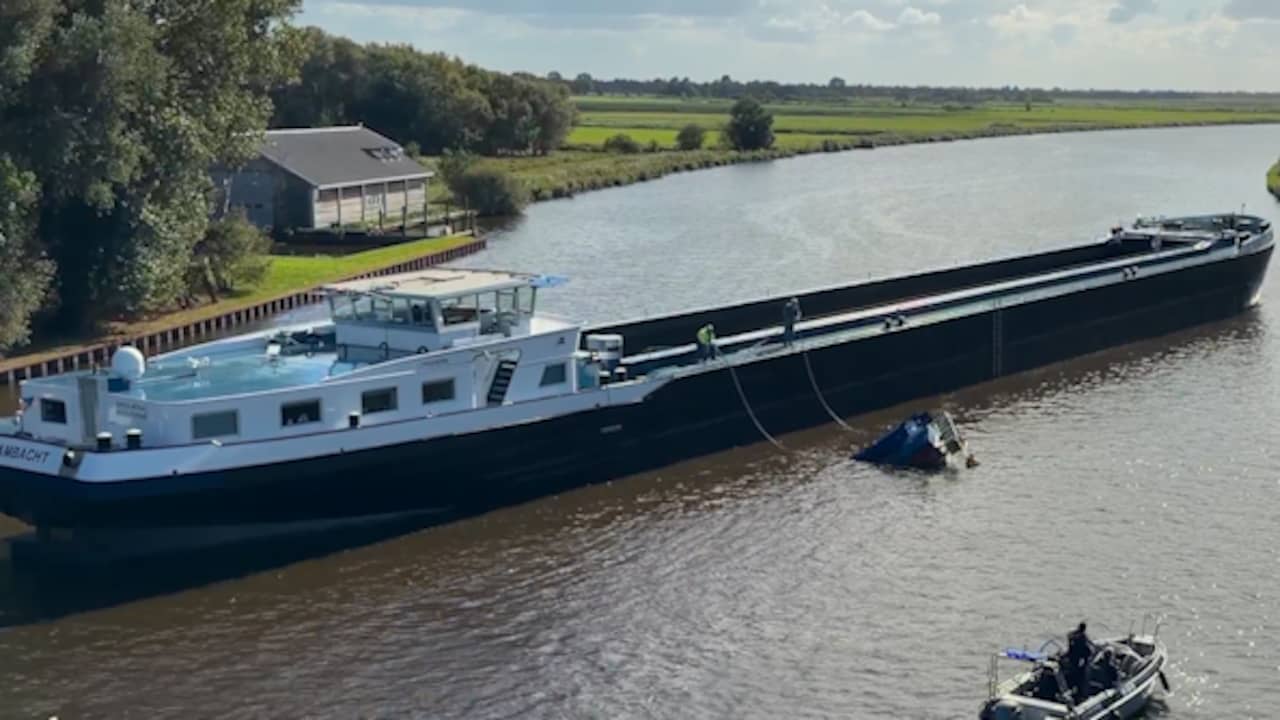 Video | Jacht ondersteboven in het water na aanvaring met binnenvaartschip