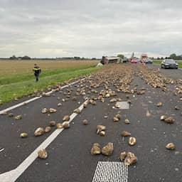 Veel files door start herfstvakantie en ongelukken: lading suikerbieten op A59