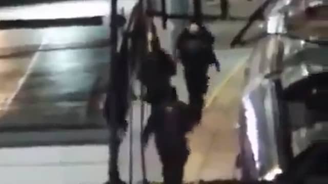 Britse agenten rennen over perron na grote steekpartij in trein