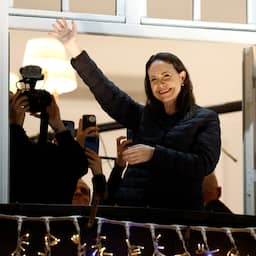 Nobelprijswinnaar Machado verschijnt na jaar onderduiken op hotelbalkon in Oslo