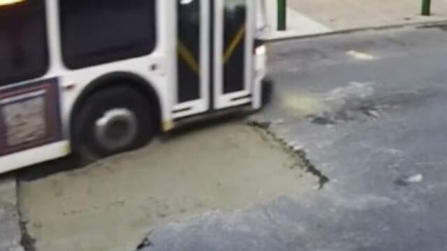 Bus rijdt door vers beton en komt vast te zitten in Philadelphia
