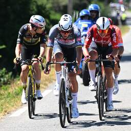 Live Tour | Van der Poel en Van Aert jagen op kopgroep in listige finale