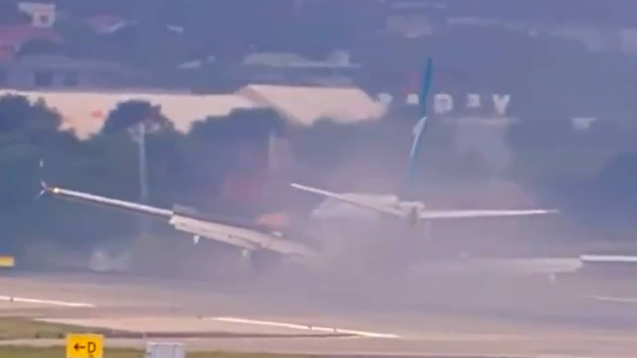 Video | Vliegtuig zakt hard door landingsgestel op Sint-Maarten