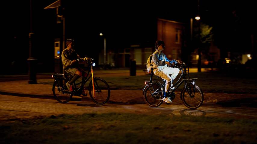 Donkerste dag van het jaar: Luci (27) maakt fietsers zichtbaar van de
