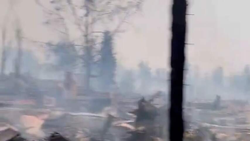 Enorme bosbrand legt helft van Canadees dorp in as