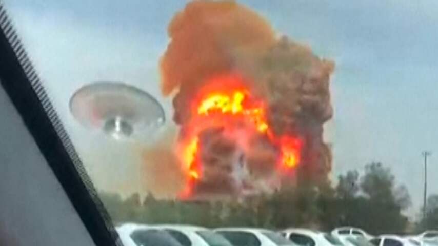 Omstanders filmen enorme explosie in Iraanse haven