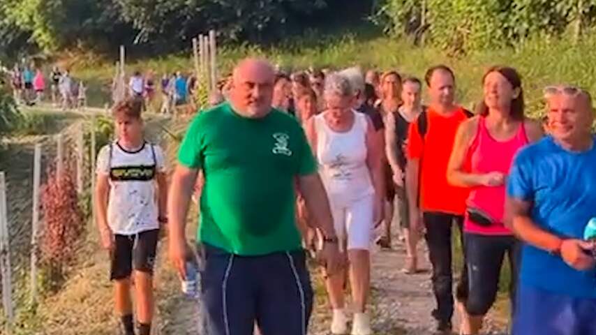 Italiaanse burgemeester wandelt met plaatsgenoten om af te vallen
