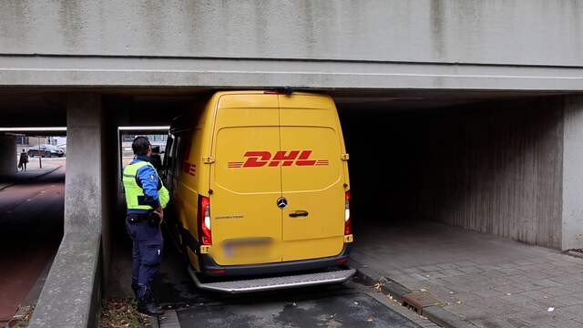 Bezorger rijdt zich op eerste werkdag klem onder brug in Zoetermeer