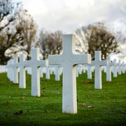 Tv-programma plaatst borden over zwarte soldaten terug bij WO II-begraafplaats