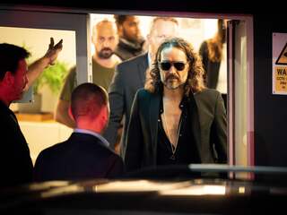 Van misbruik beschuldigde Russell Brand krijgt staande ovatie na optreden