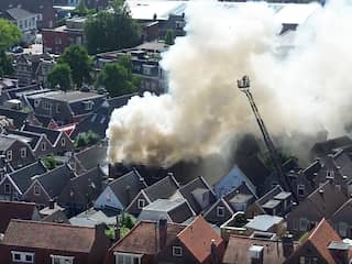 Grote brand bij slagerij Meppel, kinderdagverblijf en bibliotheek ontruimd