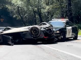 Politiewagen duwt gecrashte Lamborghini van de weg in VS