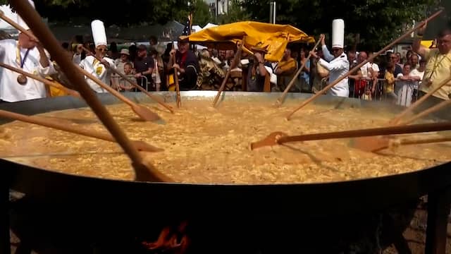 Belgen maken megaomelet met 7.200 eieren