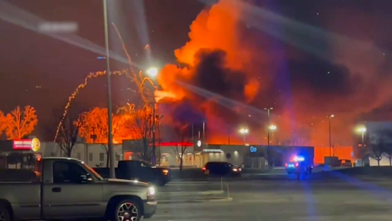 Honderden explosies te horen bij brandende lachgasfabriek in VS | NU.nl