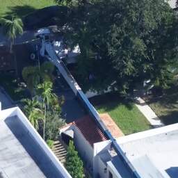 Video | Tweede hijskraan ligt op woning in VS bij poging eerste kraan weg te halen