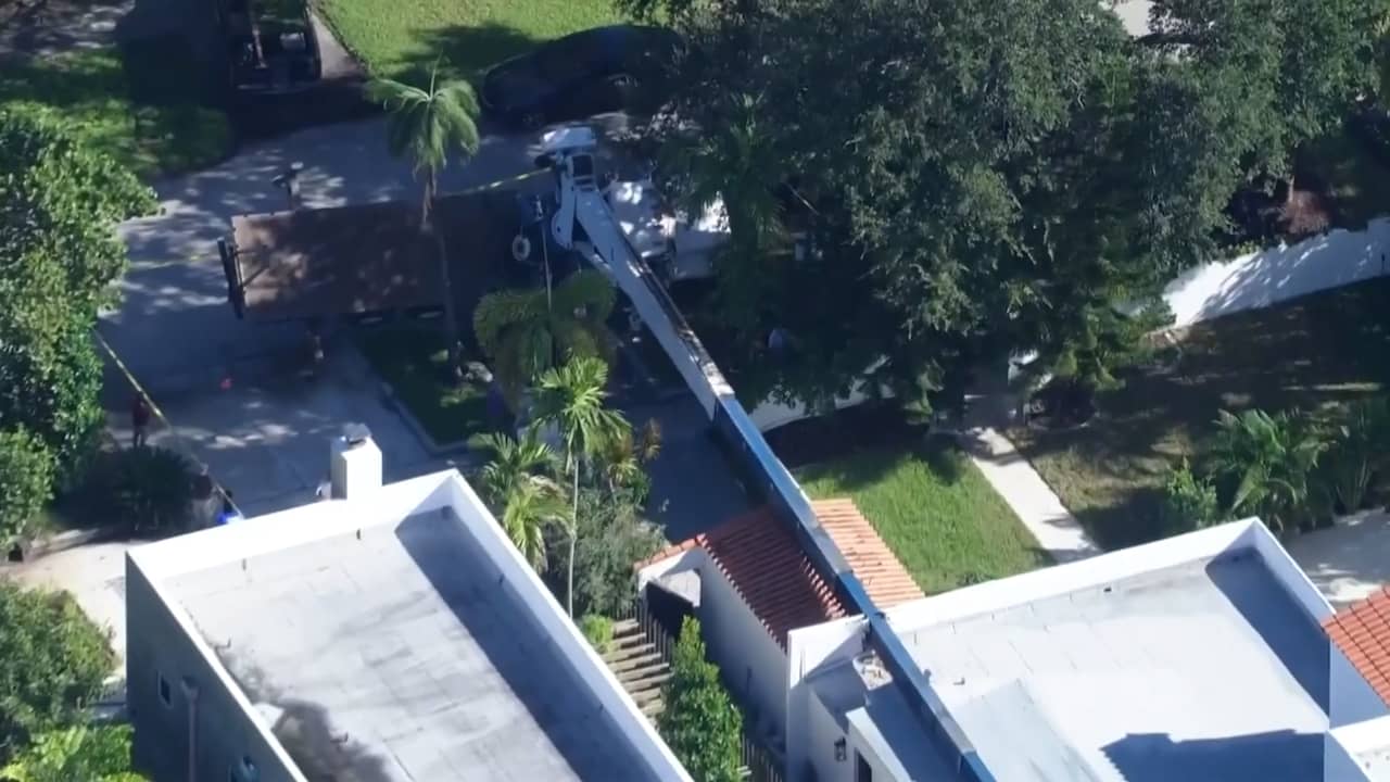 Foto bij Video | Tweede hijskraan ligt op woning in VS bij poging eerste kraan weg te halen