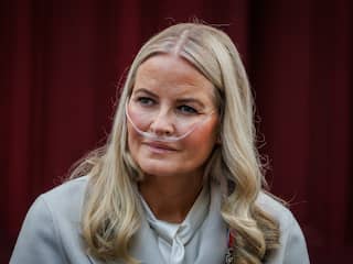 Noorse koningin Mette-Marit kort in ziekenhuis na problemen door longoperatie