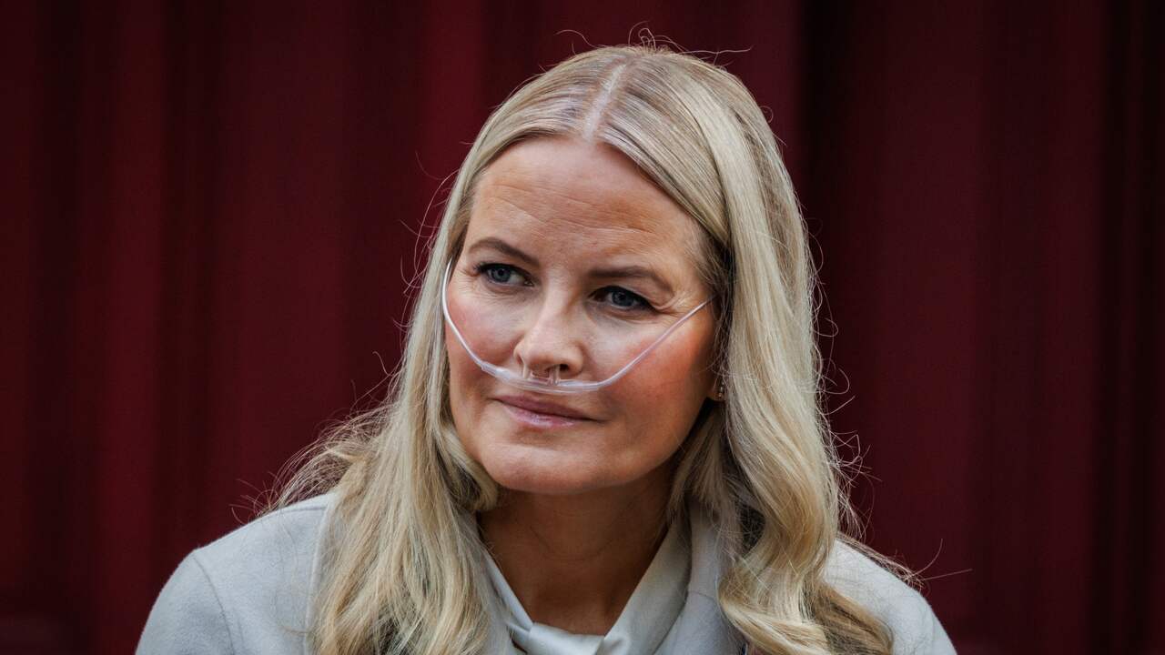 Foto bij Noorse koningin Mette-Marit kort in ziekenhuis na problemen door longoperatie