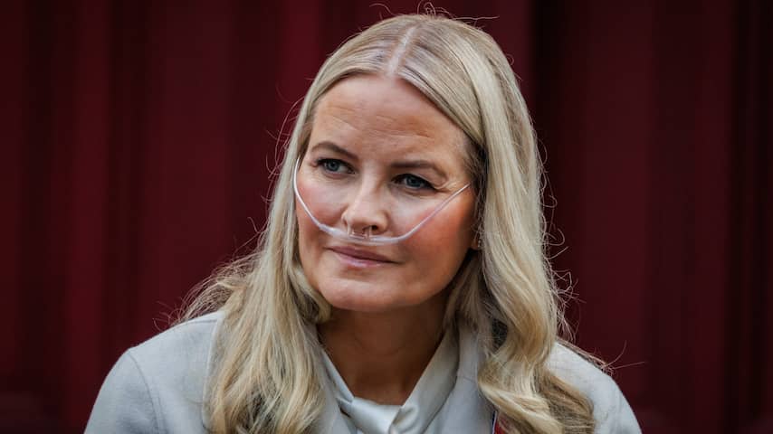 Noorse koningin Mette-Marit kort in ziekenhuis na problemen door longoperatie