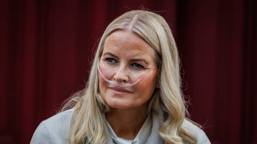 Foto bij Noorse koningin Mette-Marit kort in ziekenhuis na problemen door longoperatie