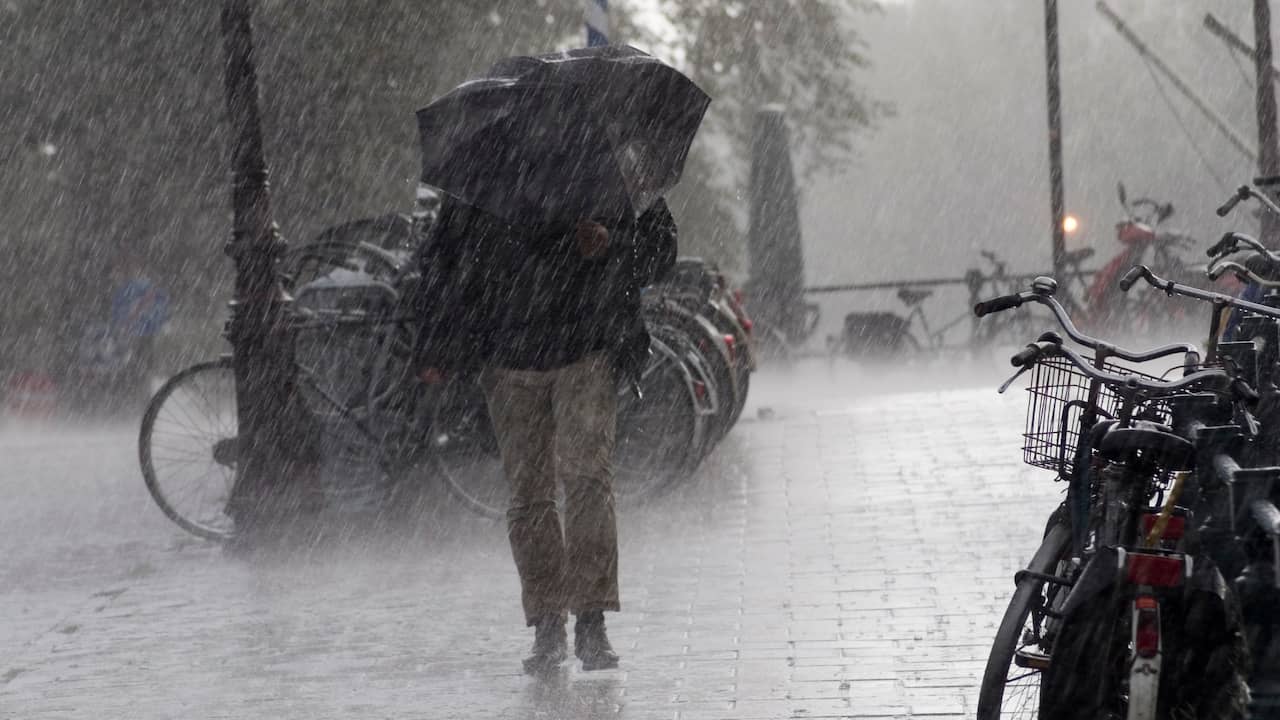 Alleen nog code geel in Limburg vanwege stevige onweersbuien en hagel | Binnenland | NU.nl