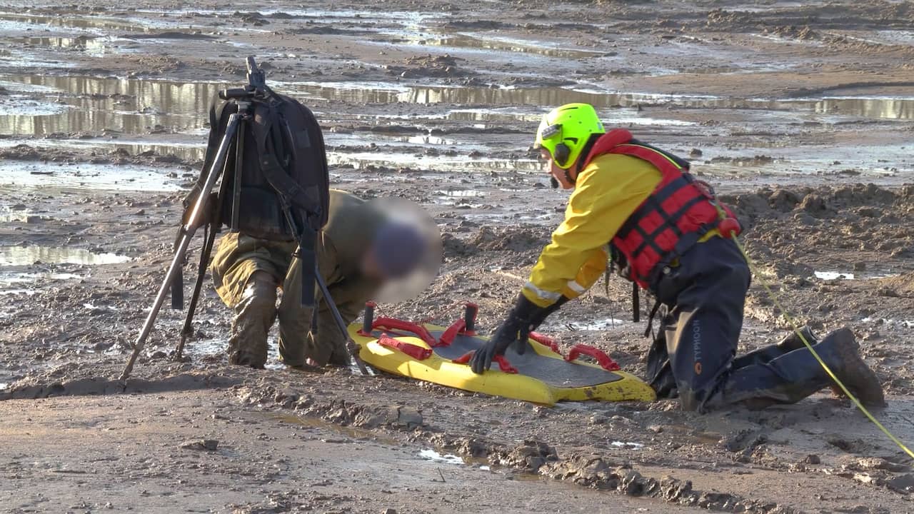Video | Winterswijkse brandweer gebruikt slee om man uit drijfzand te halen