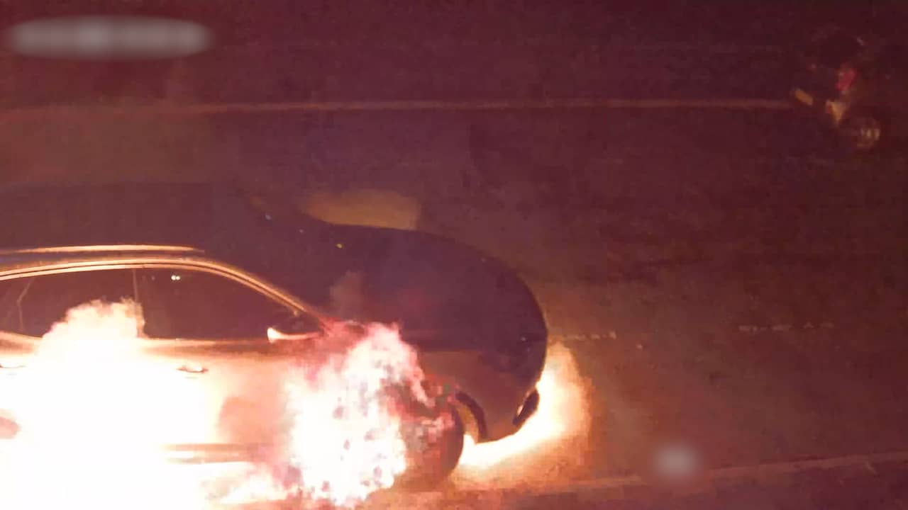 Video | Bewakingscamera legt daders van autobrand in Maastricht vast