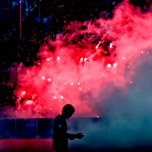KNVB past regels voor staken duels niet aan na vuurwerkgeweld Feyenoord-fans