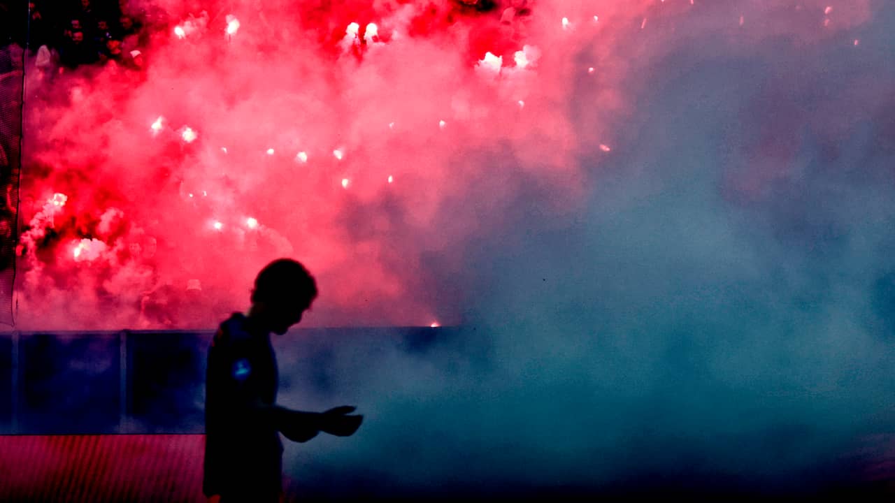 KNVB past regels voor staken duels niet aan na vuurwerkgeweld Feyenoord-fans