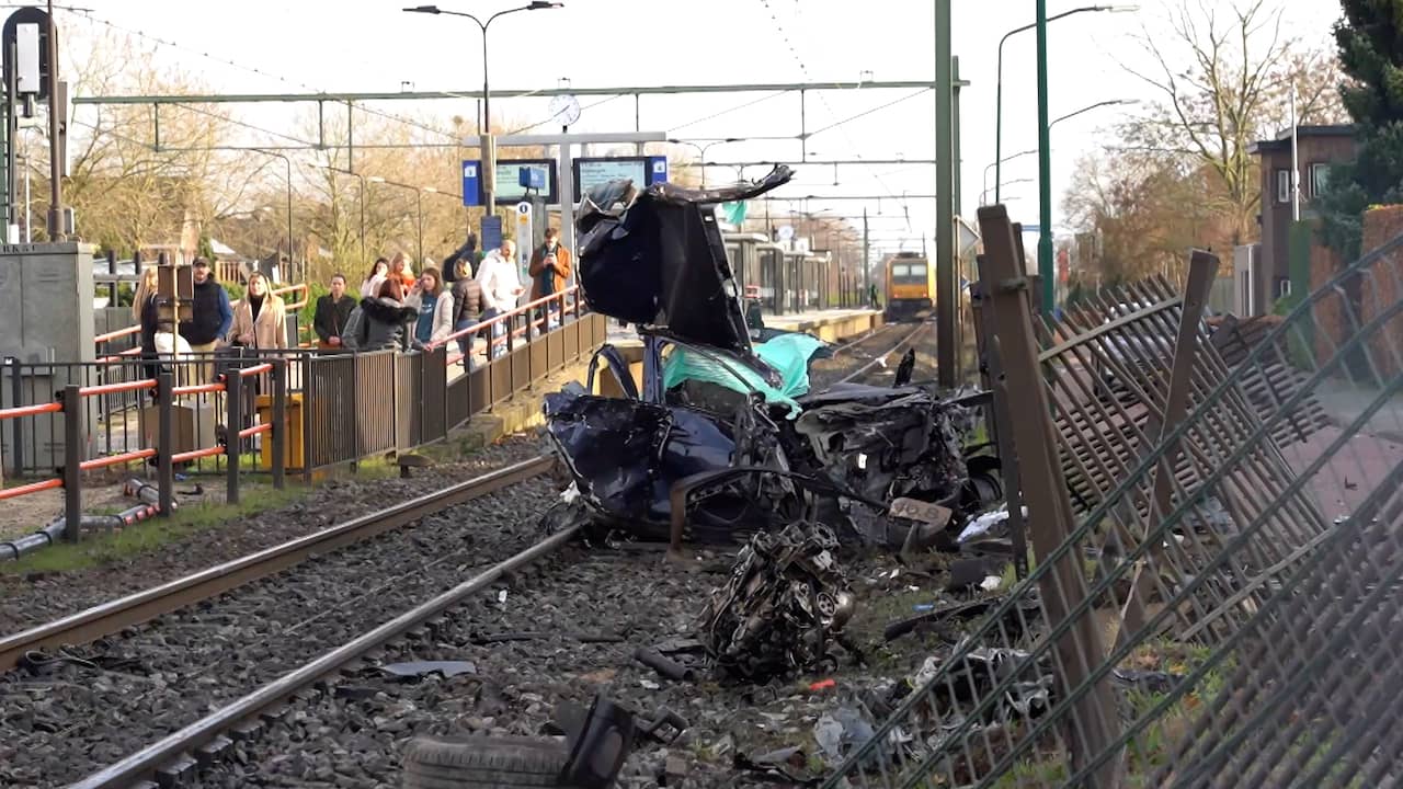Passagierstrein botst op auto op spoor bij Brabantse Rijen, geen ...