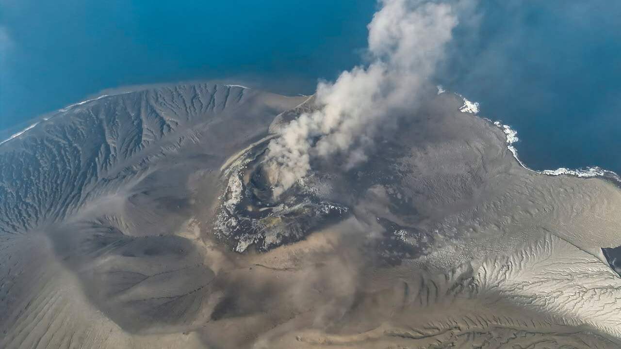 Foto bij Luchthaven Jakarta weer open na verstoring door vulkaanuitbarsting Krakatau