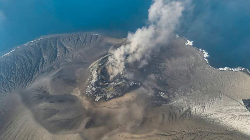 Foto bij Vliegveld van Jakarta weer open na verstoring door vulkaanuitbarsting Krakatau