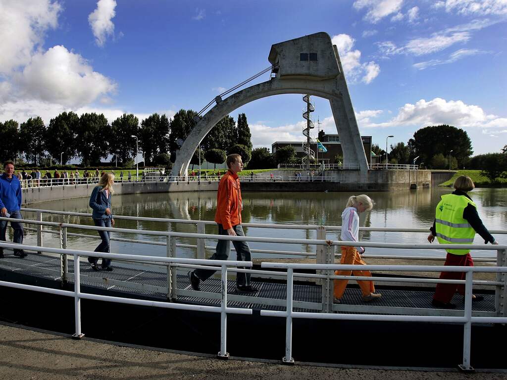 Rijkswaterstaat zet stuw Hagestein op kier vanwege toename zout water