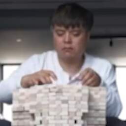 Video | Chinees stapelt ruim 3.000 Jenga-blokjes op 1 rechtopstaand blokje