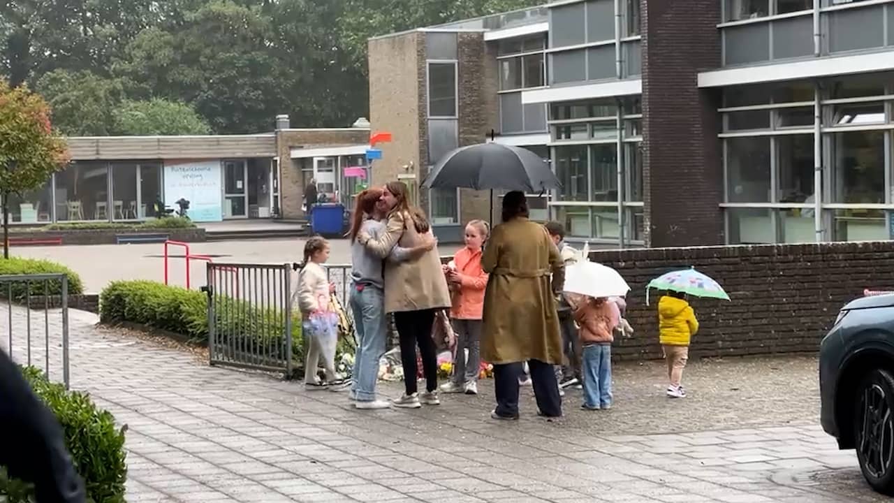 Video | Kinderen leggen bloemen bij school na dodelijk ongeluk in Zeeland