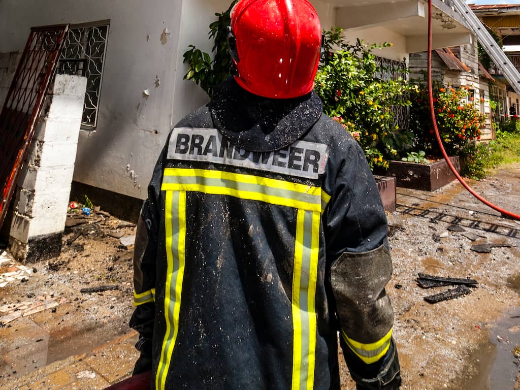 Grote brand in historisch centrum Paramaribo, gebouwen ministeries getroffen