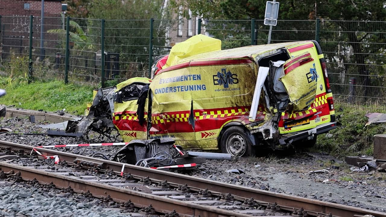 200 treinpassagiers geëvacueerd na botsing met voertuig op spoorwegovergang | Binnenland