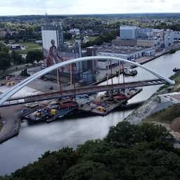 Video | Drone filmt verplaatsen van loodzware brug in Lochem