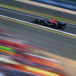 Verstappen valt in slotfase uit na schuiver op Silverstone, Leclerc wint verrassend