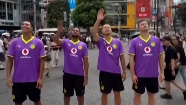 Bellingham showt nieuw Dortmund-shirt op beroemd kruispunt in Tokio