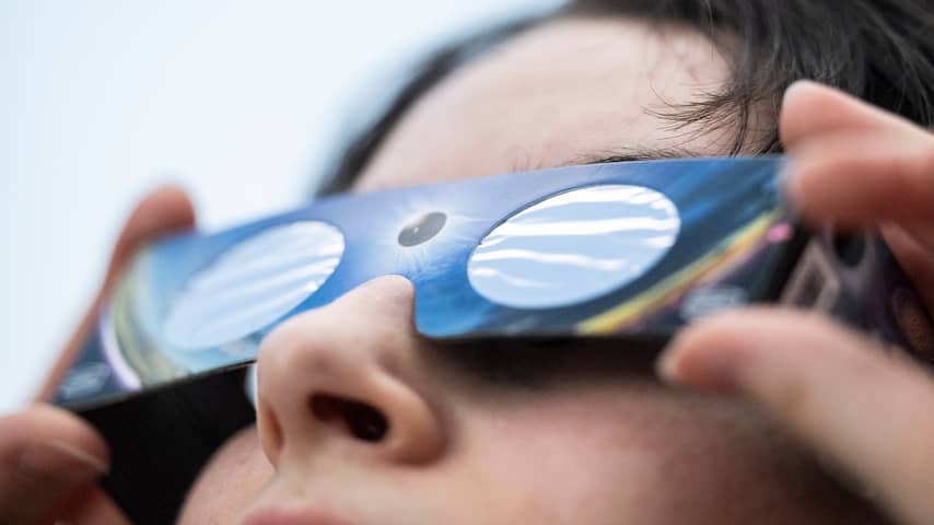 Europa in ban van naderende zonsverduistering: hotels vol, run op speciale brillen