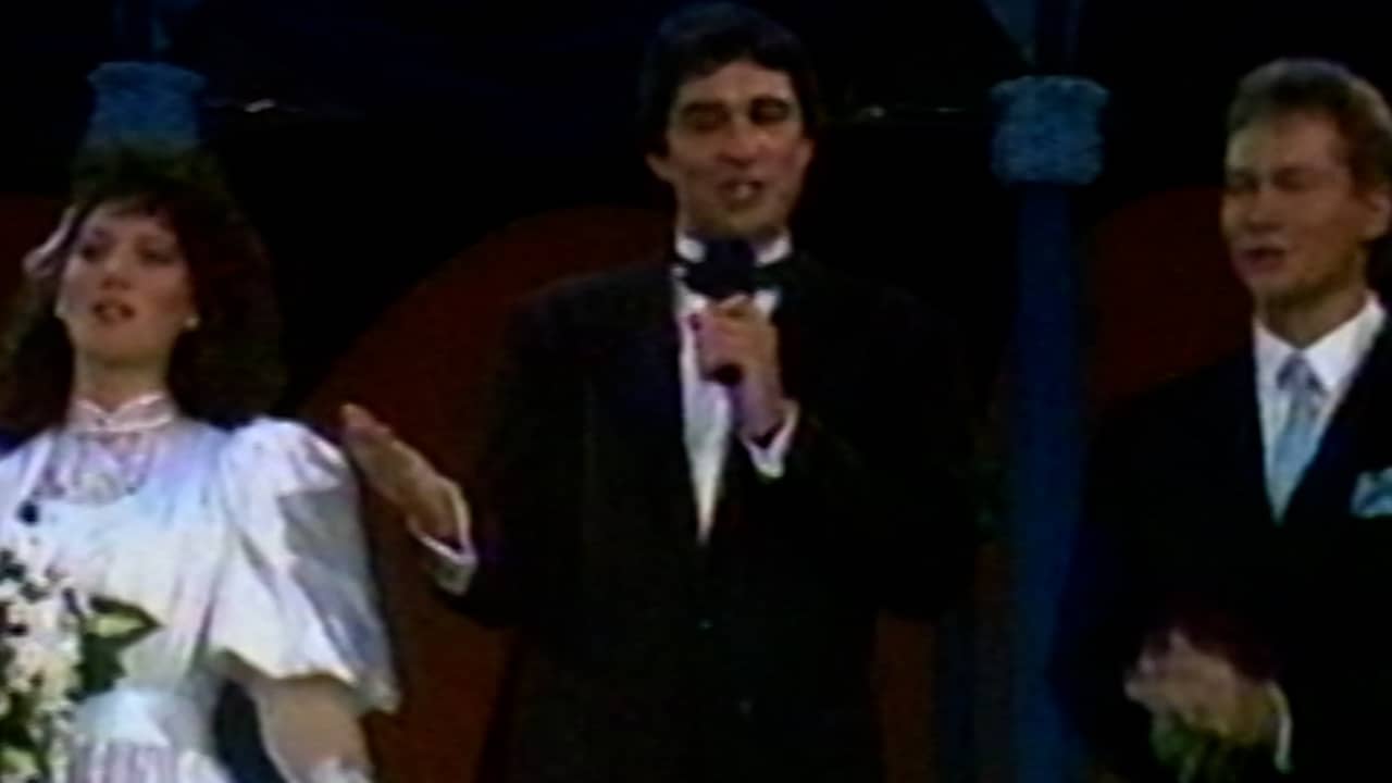 Video | Ron Brandsteder zingt 'Engelen bestaan niet' in Ron’s Honeymoonquiz