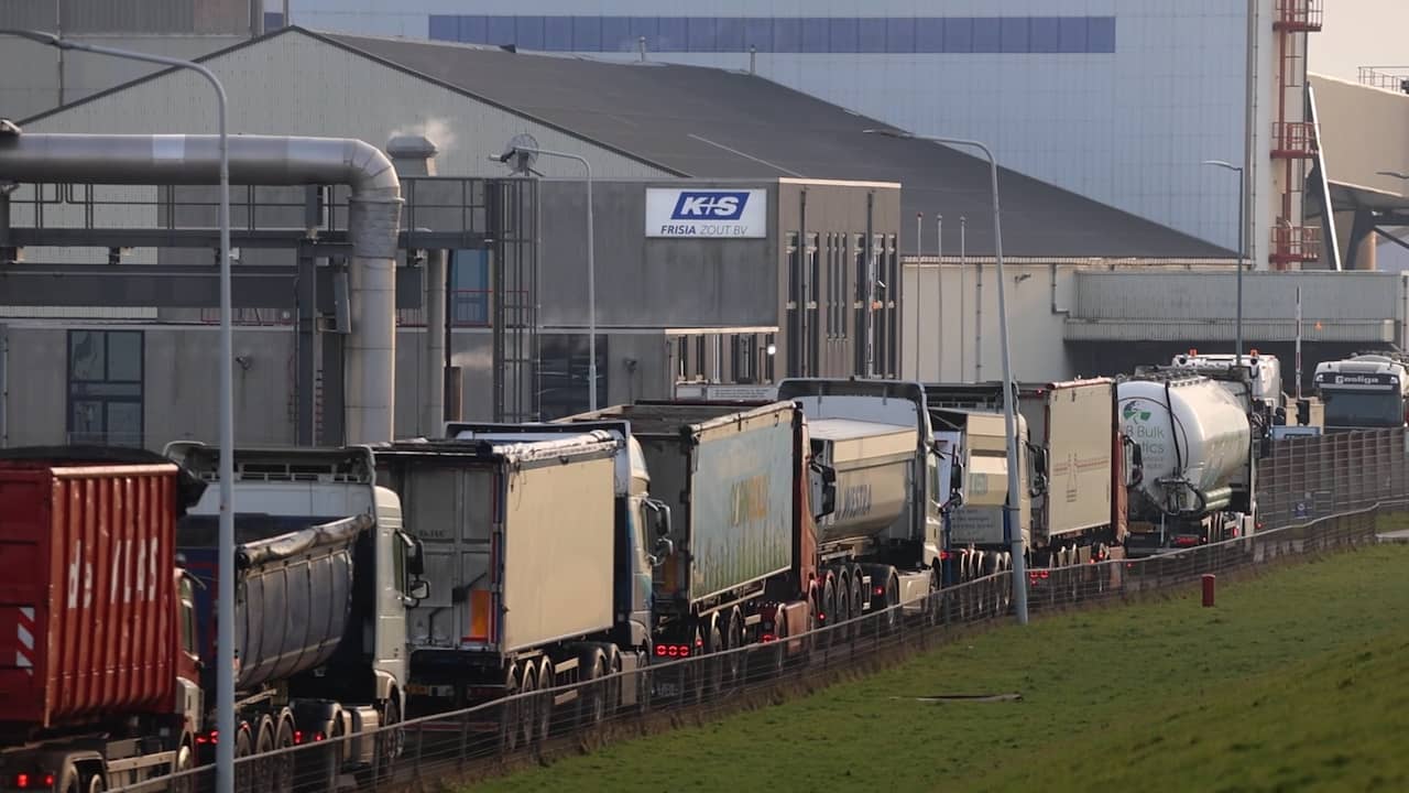 Video | Tientallen vrachtwagens staan in rij voor strooizout in Harlingen