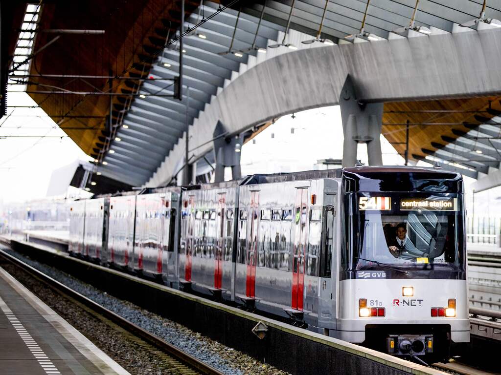 Vierde verdachte van op spoor duwen persoon bij Bijlmer ArenA meldt zich