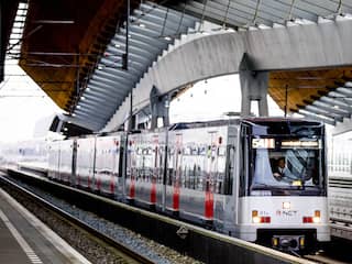 Vierde verdachte van op spoor duwen persoon bij Bijlmer ArenA meldt zich